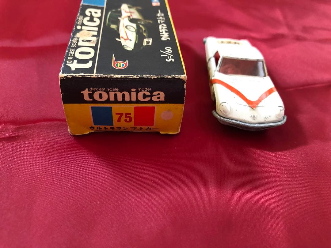 トミカ　ウルトラマン　マットカー　箱付き