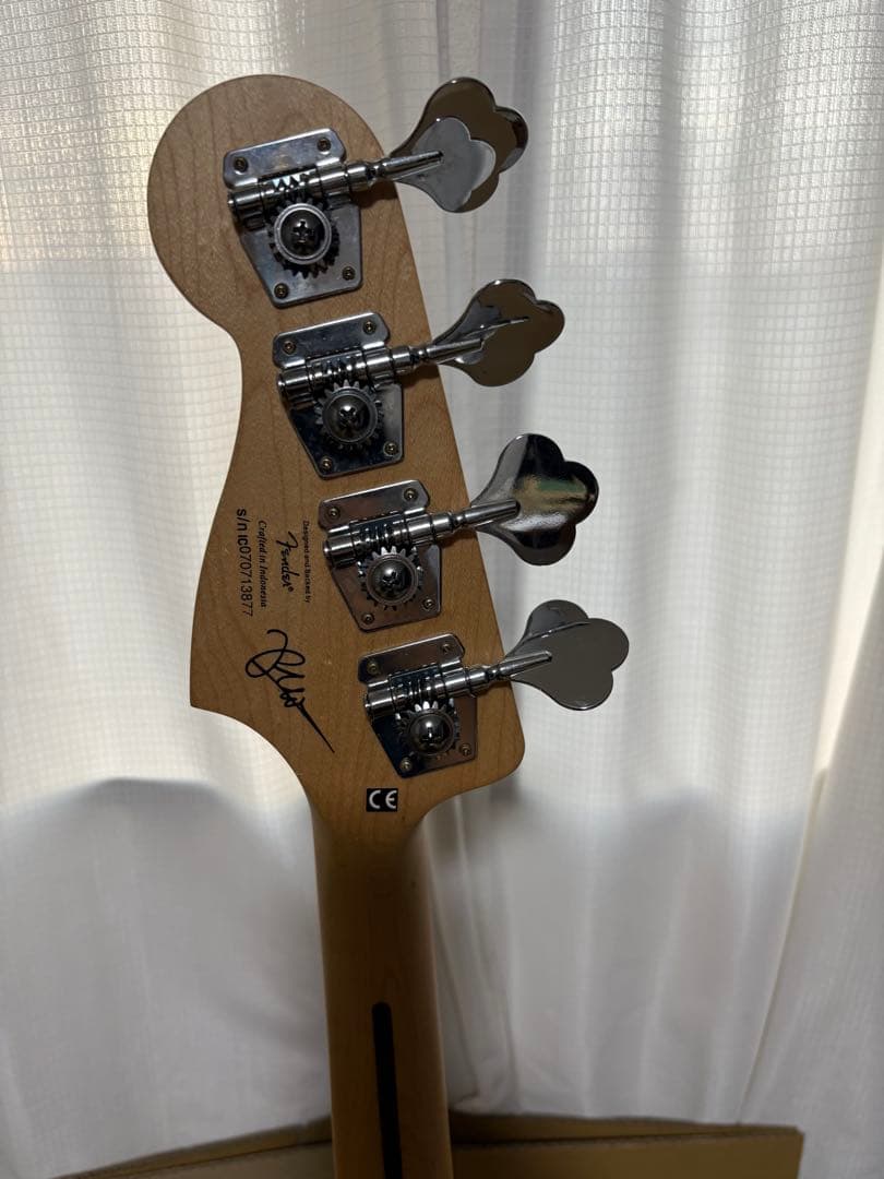 ベース Squier Pete Wentz Precision Bass