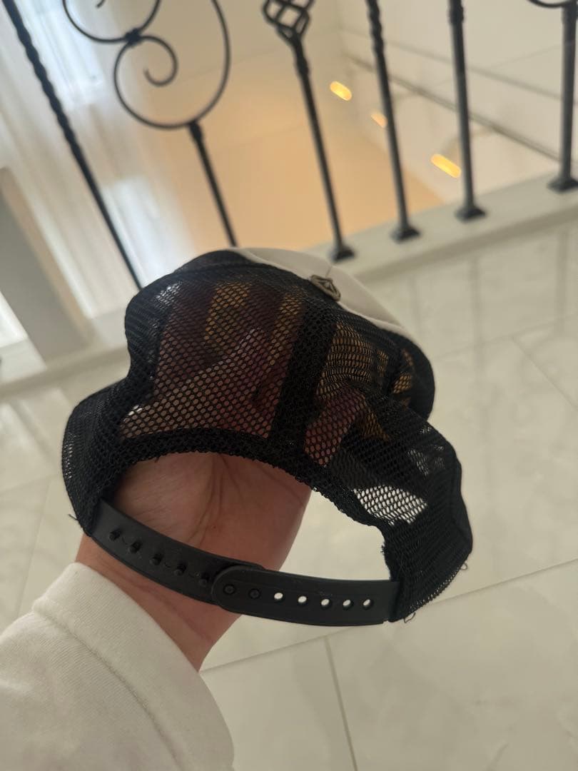 クロムハーツのトラッカーキャップ（CHパッチ・ブラック×ホワイト）