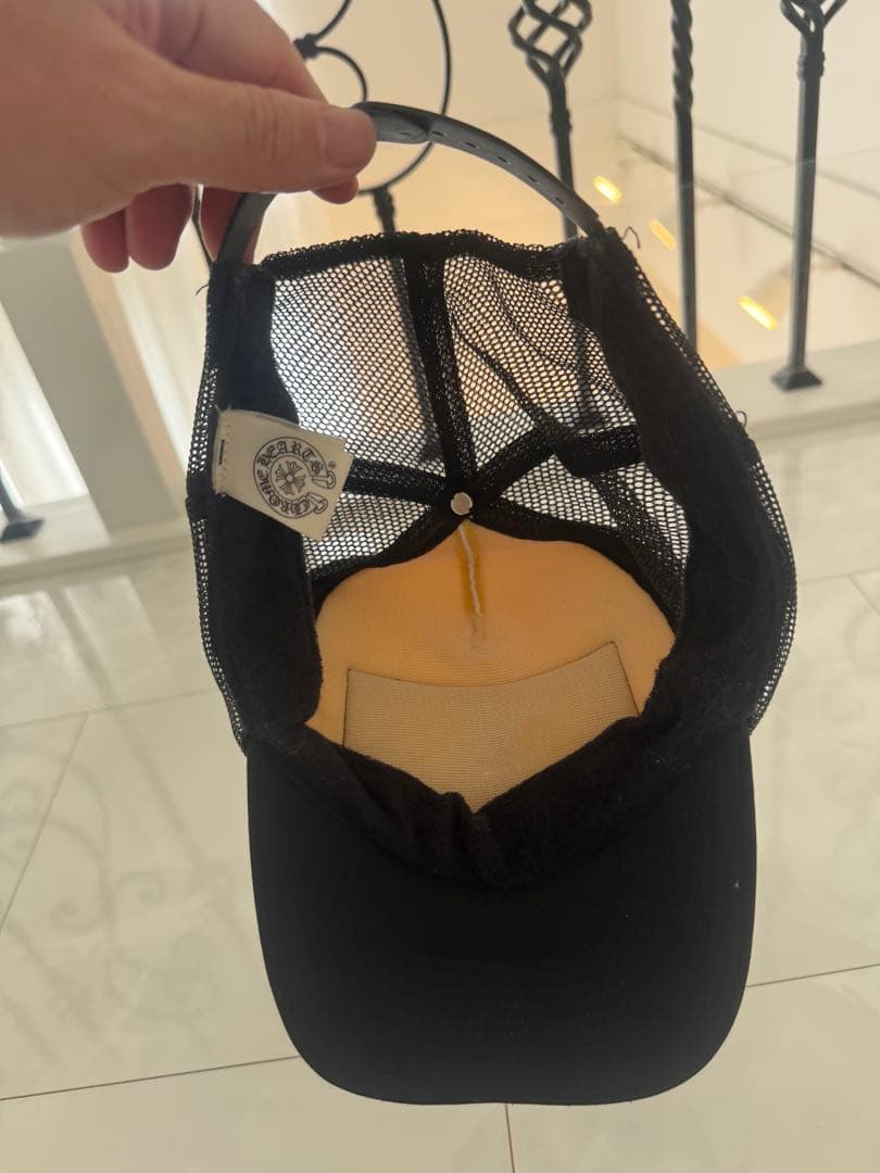 クロムハーツのトラッカーキャップ（CHパッチ・ブラック×ホワイト）