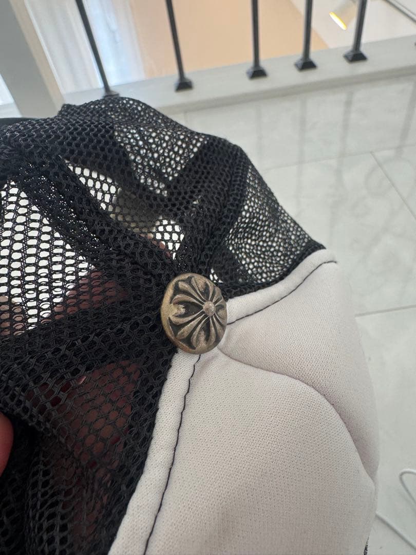 クロムハーツのトラッカーキャップ（CHパッチ・ブラック×ホワイト）