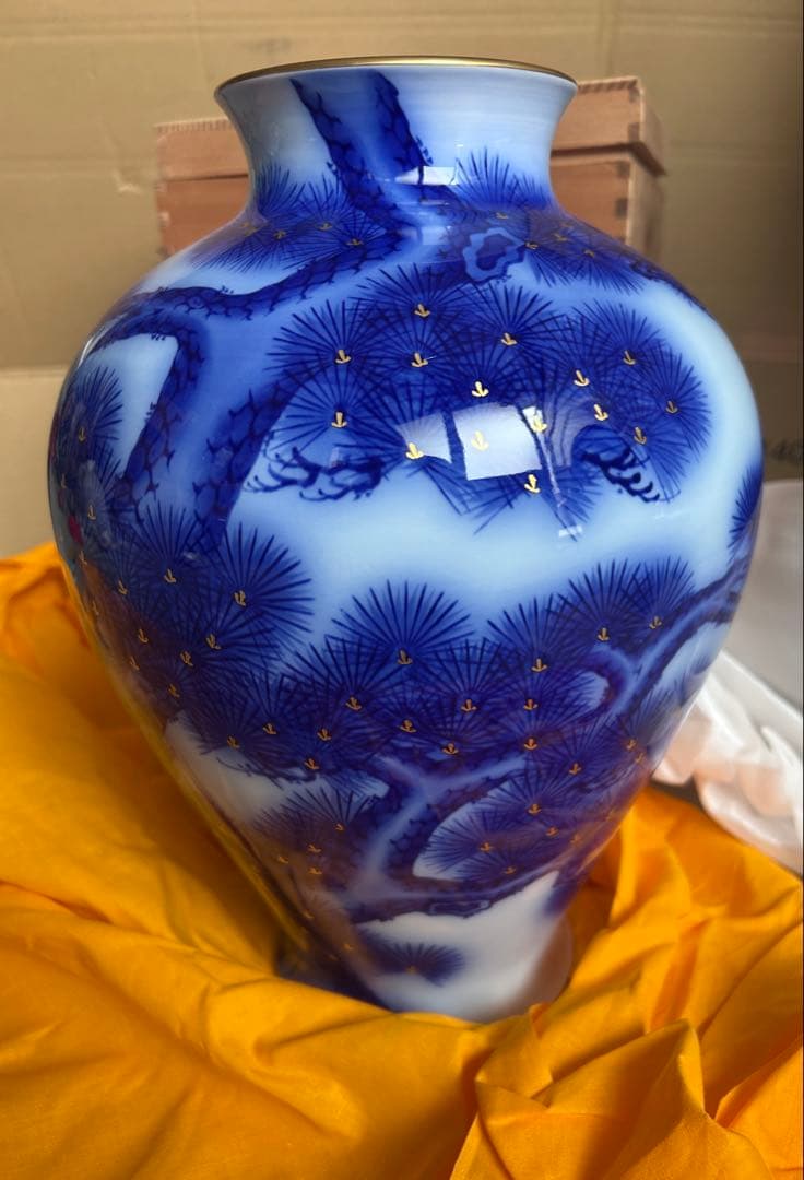 花瓶 香蘭社 花器 染錦模様　老松文 染付金彩　高さ約35cm磁藝工房謹製