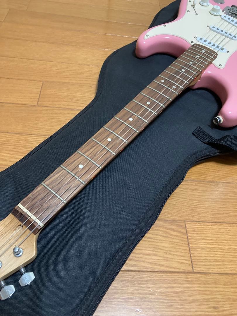 Squier Stratocaster ギター ピンク ホワイト バンド 初心者
