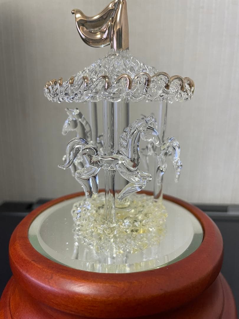 ガラス細工の回転木馬のオルゴール　アンティーク　レトロ