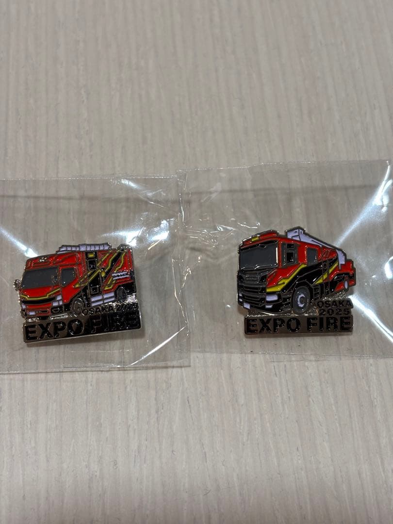 消防車ピンバッジ2個セット EXPO FIRE