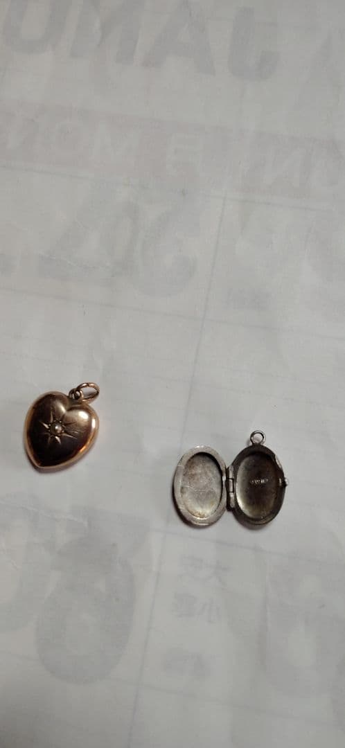 ゴールドとシルバーのアンティークチャーム2点
