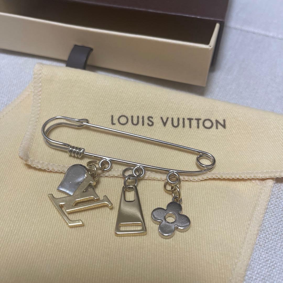 LOUIS VUITTON ルイヴィトン　ロゴ　ピンブローチ