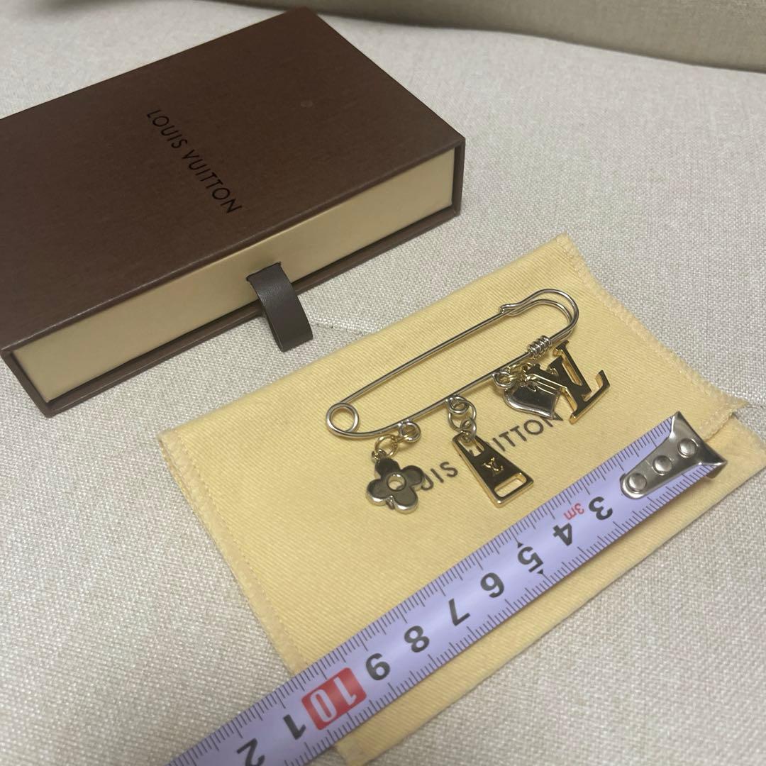 LOUIS VUITTON ルイヴィトン　ロゴ　ピンブローチ
