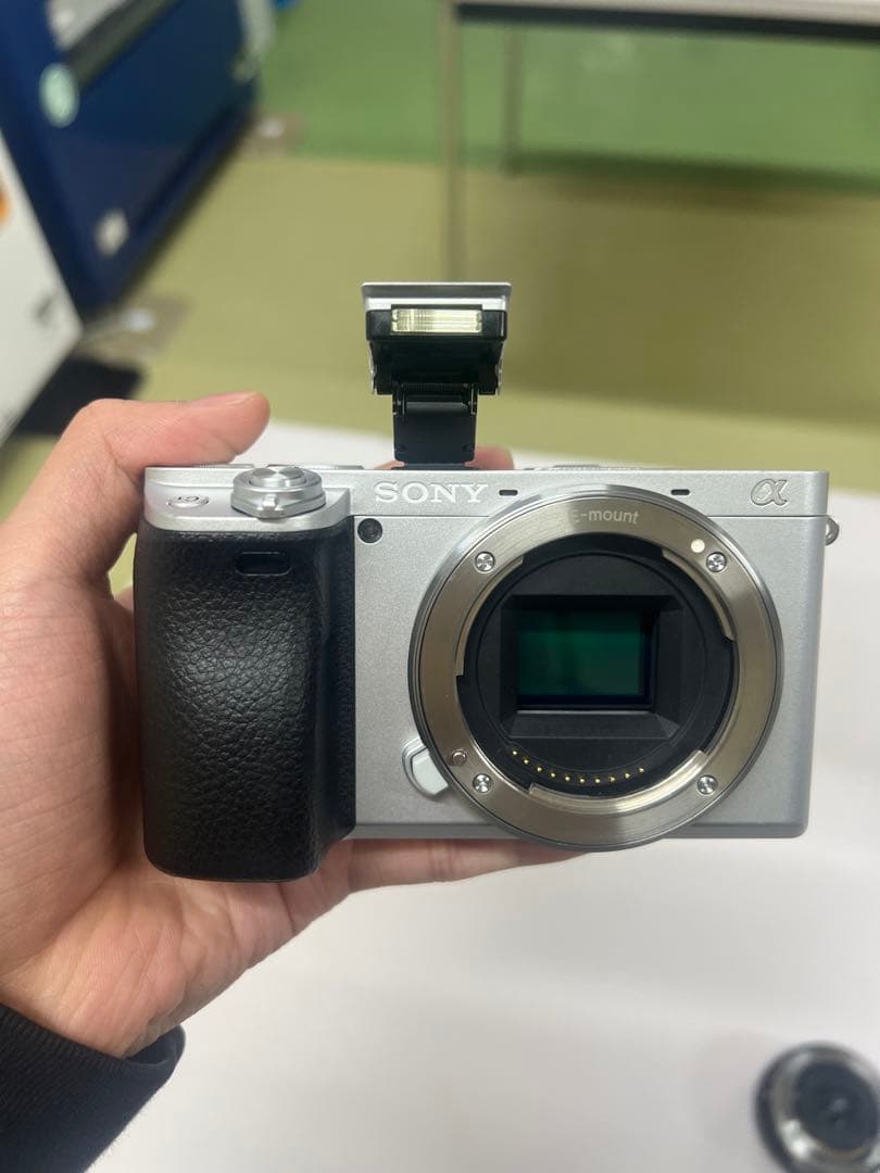 SONYα6400シルバーボディ+16-50mmレンズキット美品➕メモリーカード