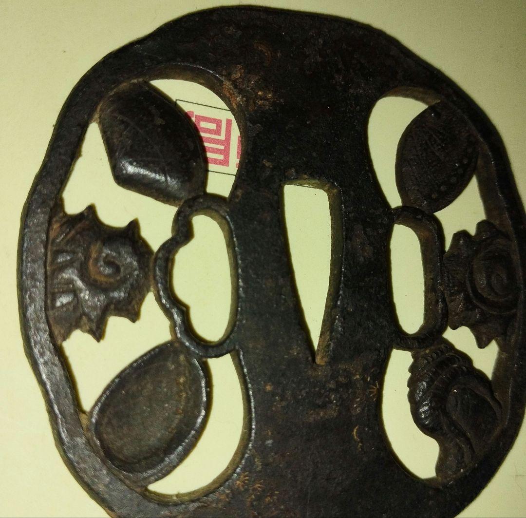 伝統的な日本の鉄製鍔 海の生物デザイン