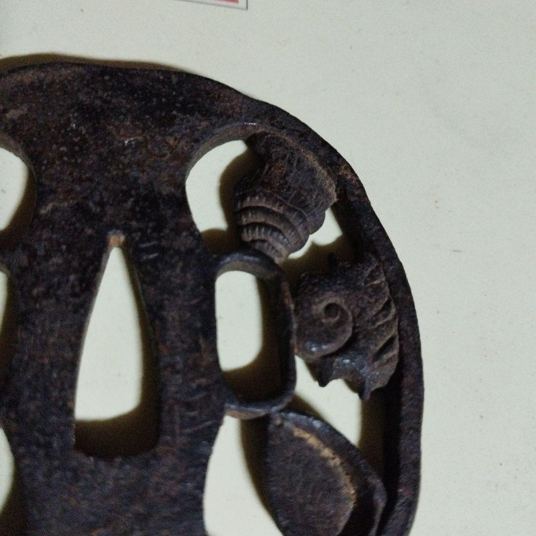 伝統的な日本の鉄製鍔 海の生物デザイン