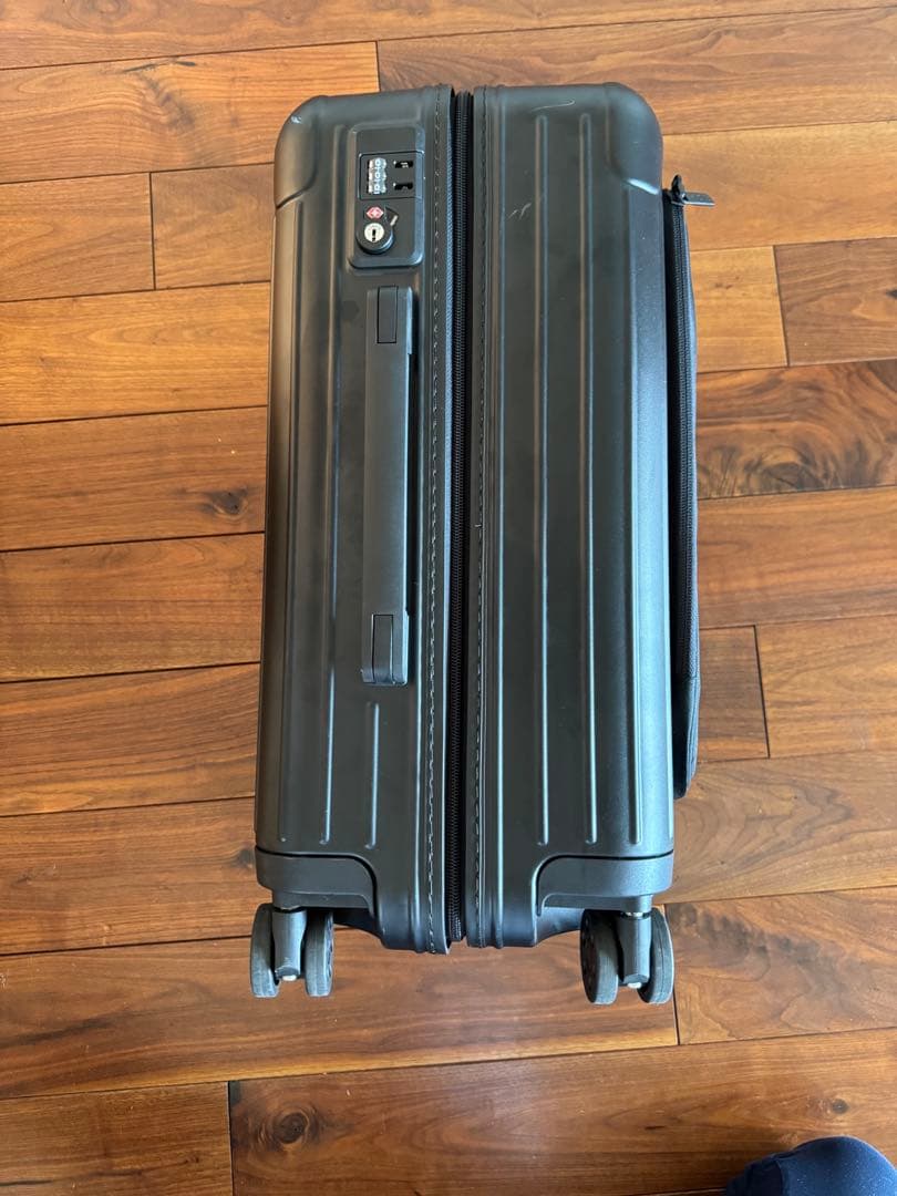 使用1度のみRIMOWA ESSENTIAL SLEEVE Cabin