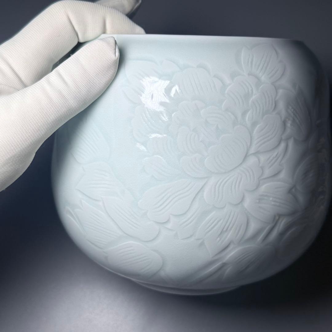 白磁の名工　樋渡陶六　造　青白磁牡丹絵彫文　水指　共箱　共布　極美品