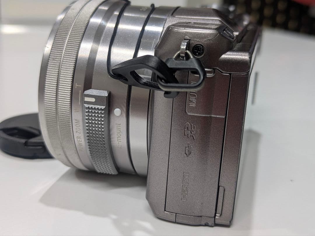 ソニーのミラーレス一眼 α5100　望遠ズームレンズ付き