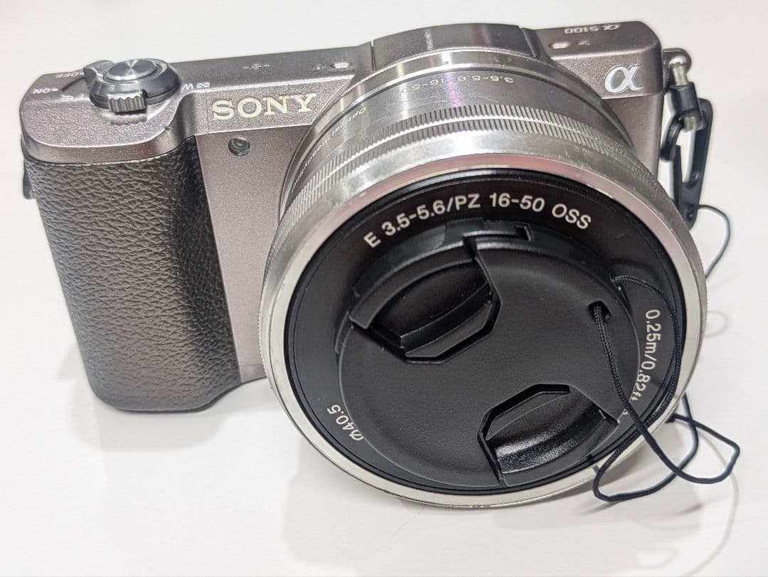 ソニーのミラーレス一眼 α5100　望遠ズームレンズ付き