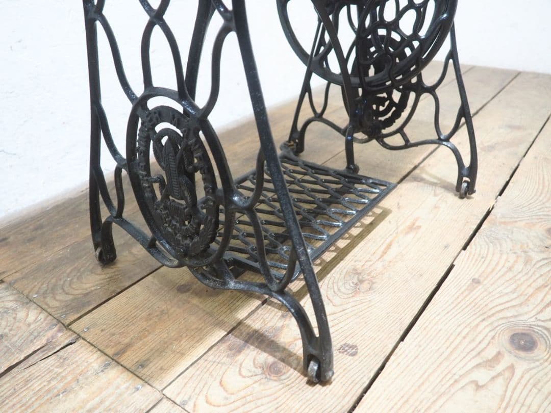 1225 ラワンの一枚天板　網目のシンガーミシンテーブル　レトロ　ビンテージ