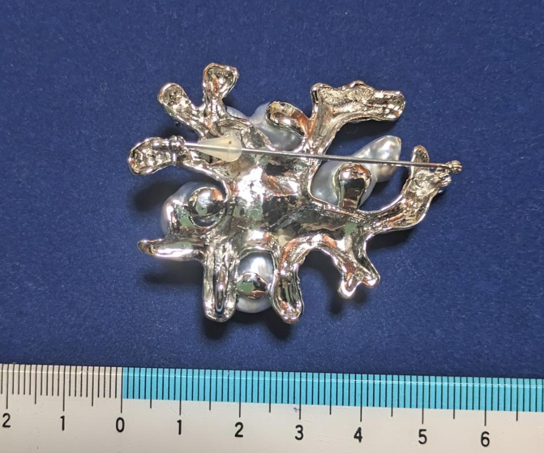 シルバー枠ケシパール？ブローチ