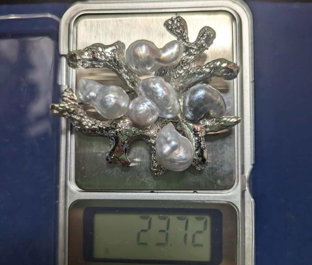 シルバー枠ケシパール？ブローチ