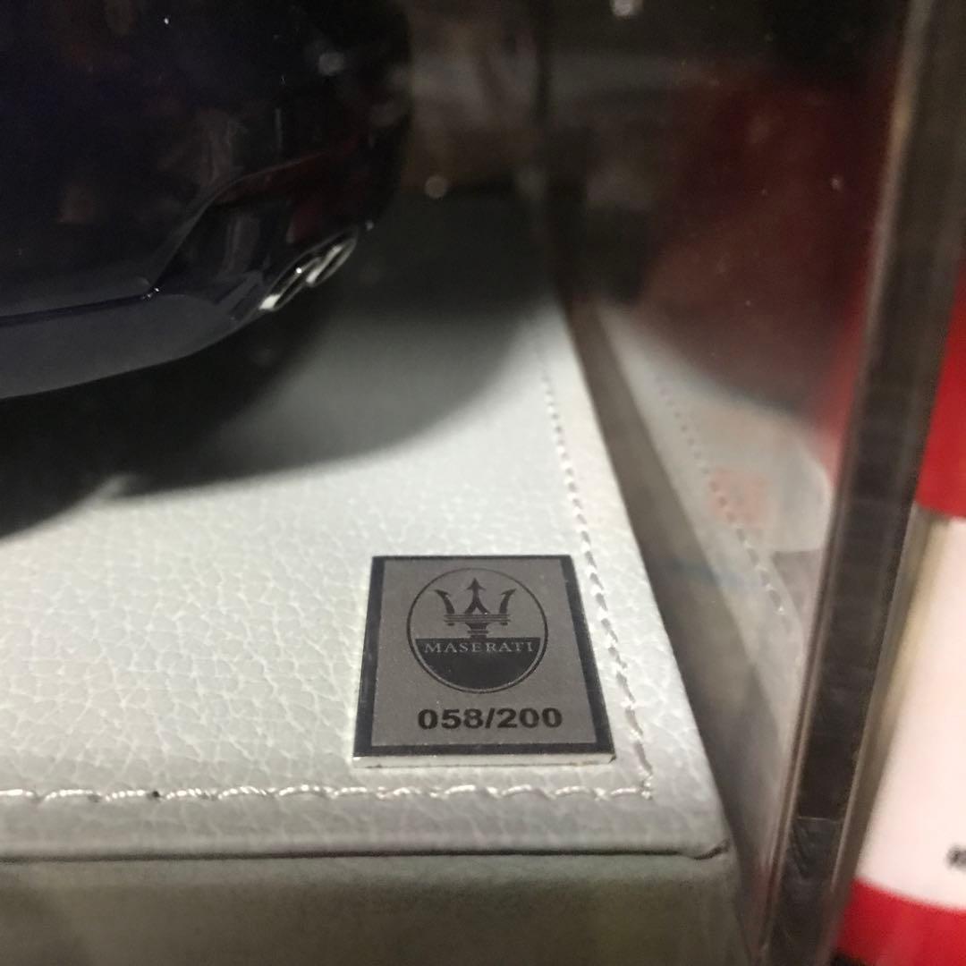 Maserati Levante ミニカー 1/18 ダークブルー