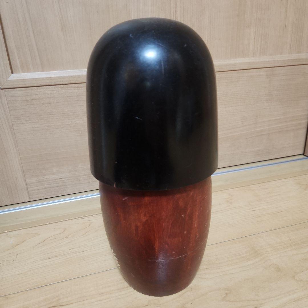 伝統的な黒髪こけし