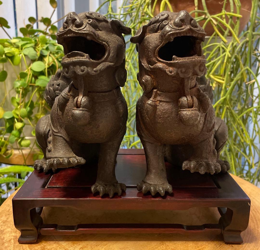 中国 骨董品 鉄製 狛犬 獅子像 木製台座付き