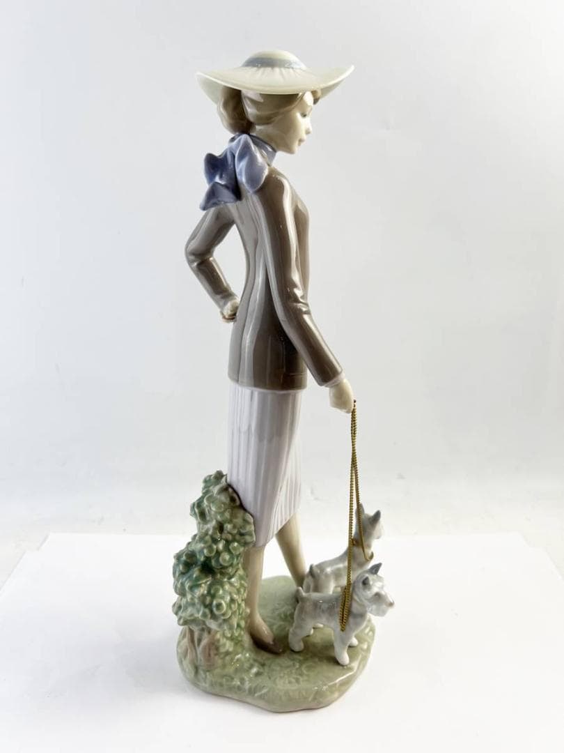 リヤドロ フィギュリン  6760『犬の散歩』 陶器の置物/ヨークシャーテリア