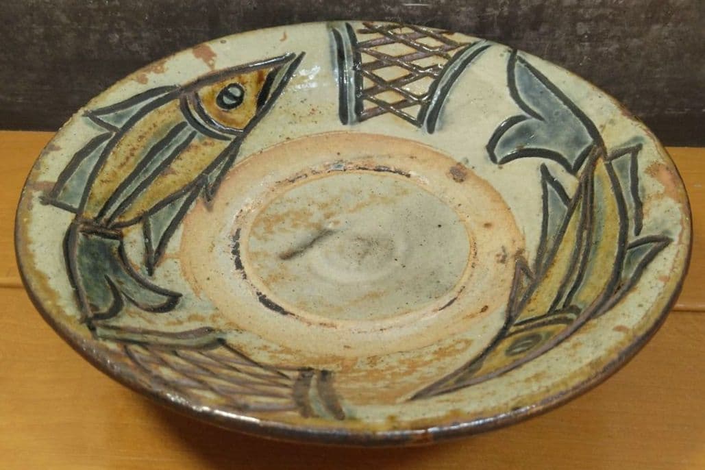 人間国宝 金城次郎 壷屋焼魚文皿 栞 共箱 美品 壺屋焼 やちむん 魚2匹井桁文