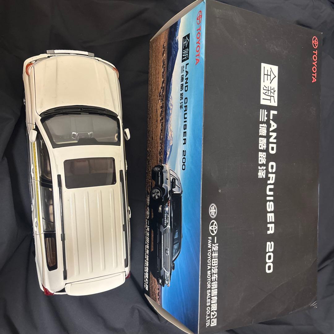 トヨタランドクルーザー200 1:18 ホワイト
