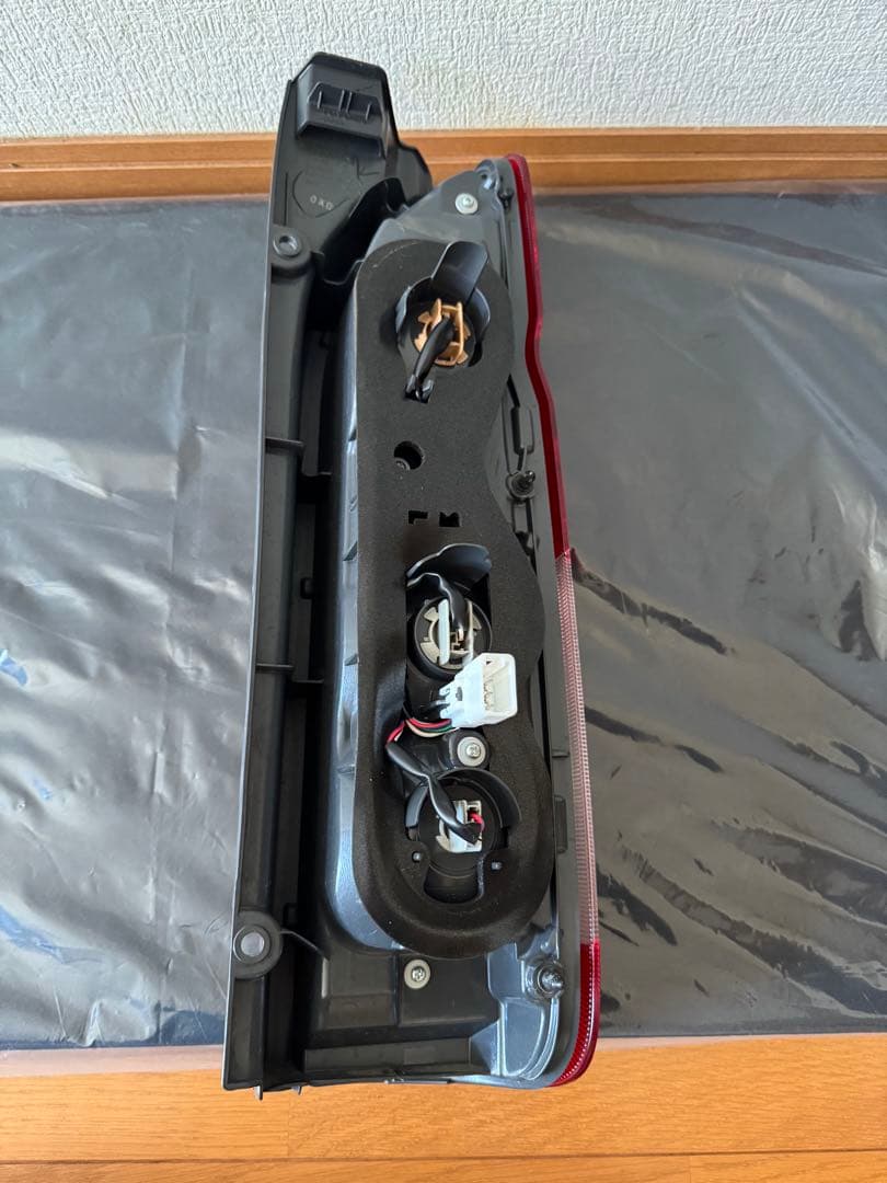 ハイエース 6型 スーパーGL 純正テールランプ 左右セット 赤