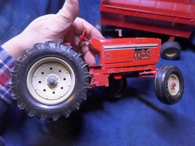 ヴィンテージトイです。米国ERTL製の赤い大型トラクターとトレーラーのセット