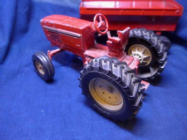 ヴィンテージトイです。米国ERTL製の赤い大型トラクターとトレーラーのセット