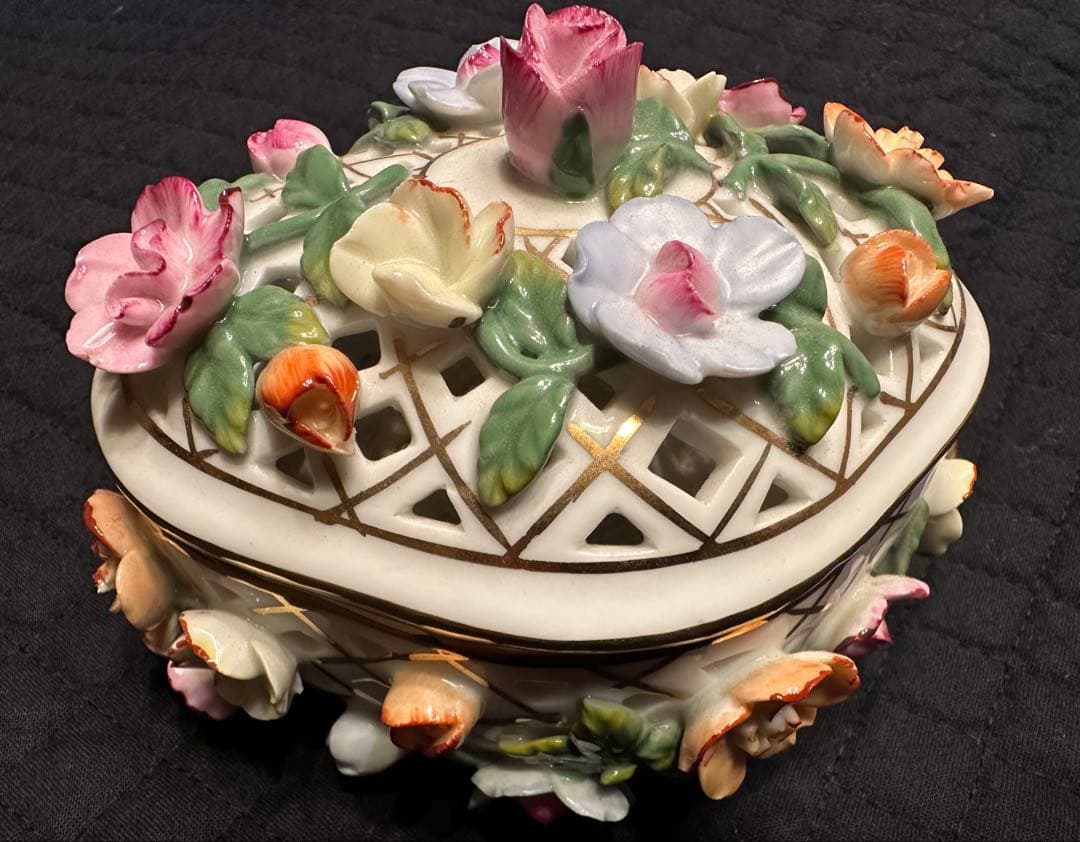 英国  Arden 花装飾 透かし蓋物 陶器 ボンボニエール