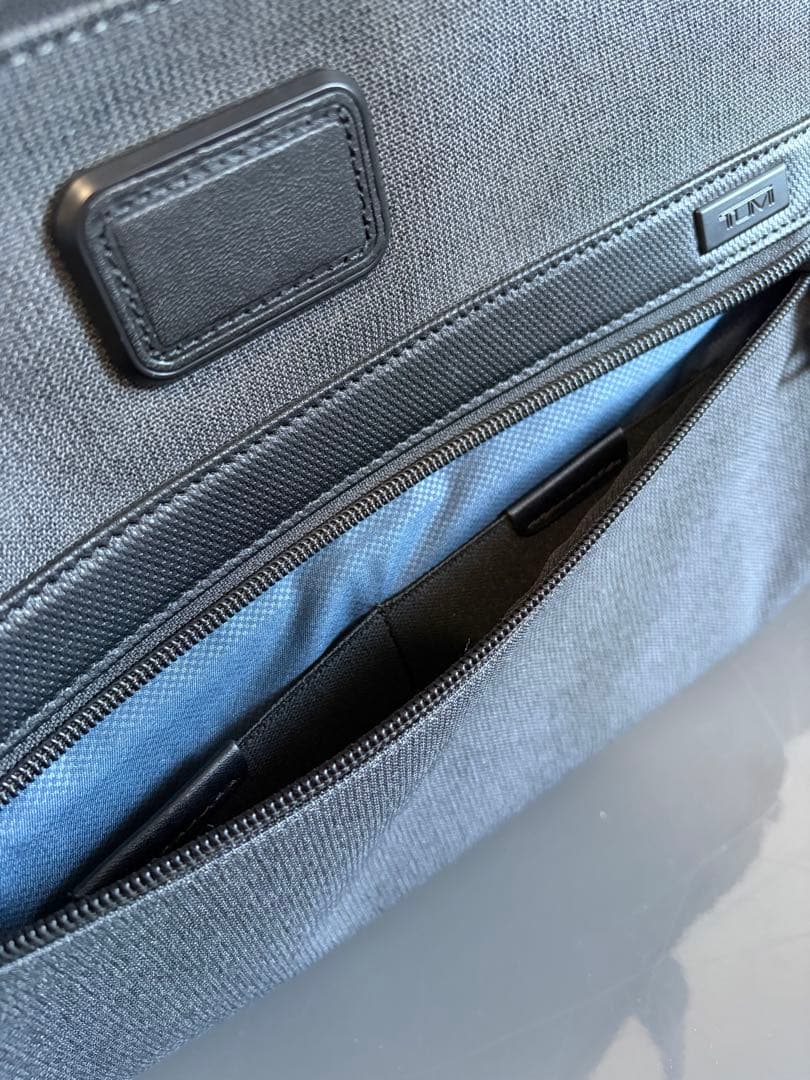 TUMI ビジネスバッグ鞄 レザー本革グレー灰色 スリム