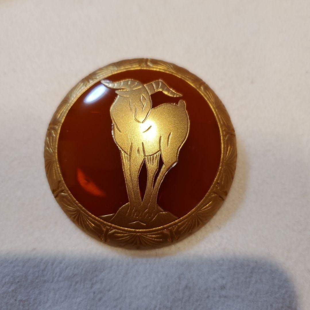 アキオモリ　白鼈甲調樹脂 山羊ブローチ