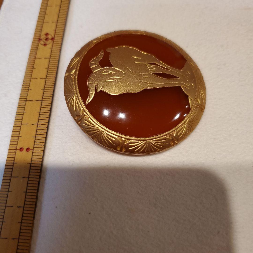 アキオモリ　白鼈甲調樹脂 山羊ブローチ