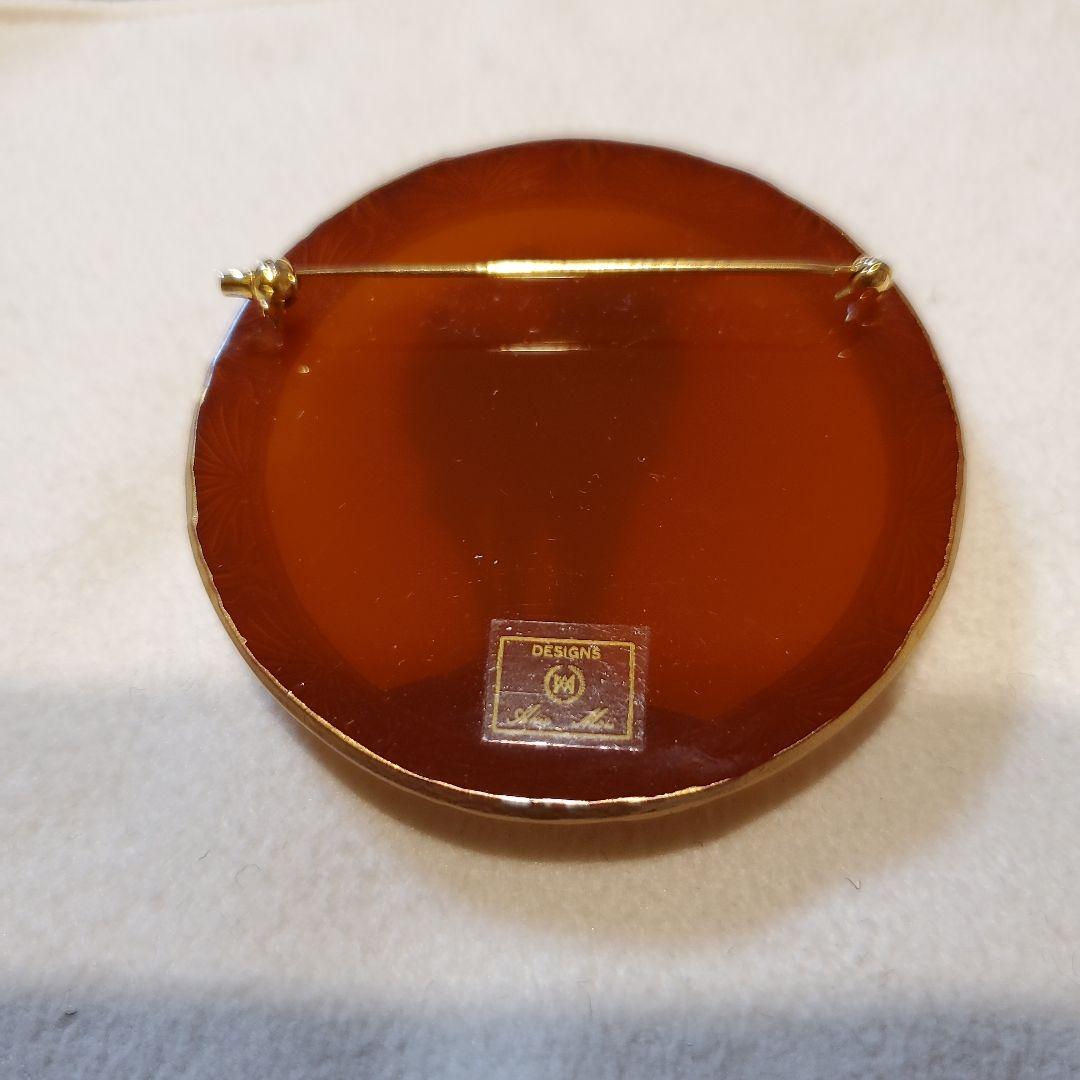 アキオモリ　白鼈甲調樹脂 山羊ブローチ