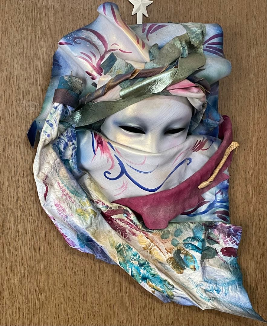 女性の顔にスカーフをまとったアート作品 壁掛け 海外 美術品 サンフランシスコ