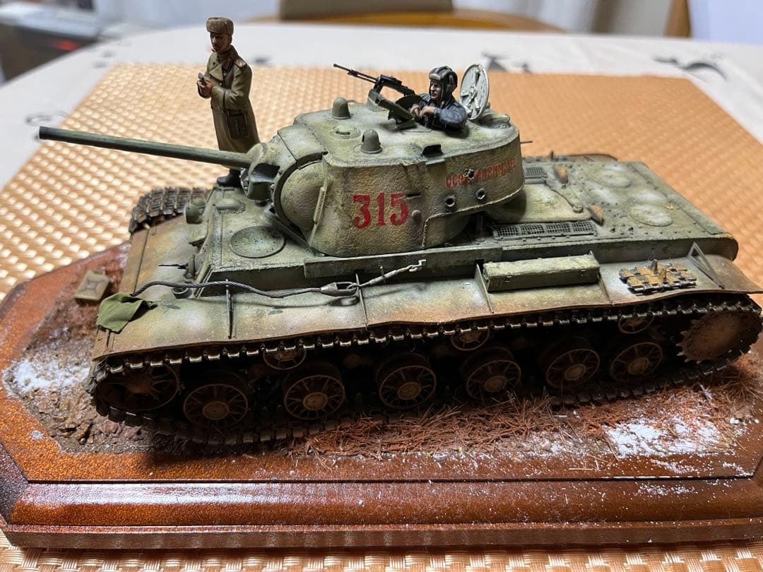 タミヤ1/35ソビエト重戦車KV-1(組立完成品)[台座・兵士2体]