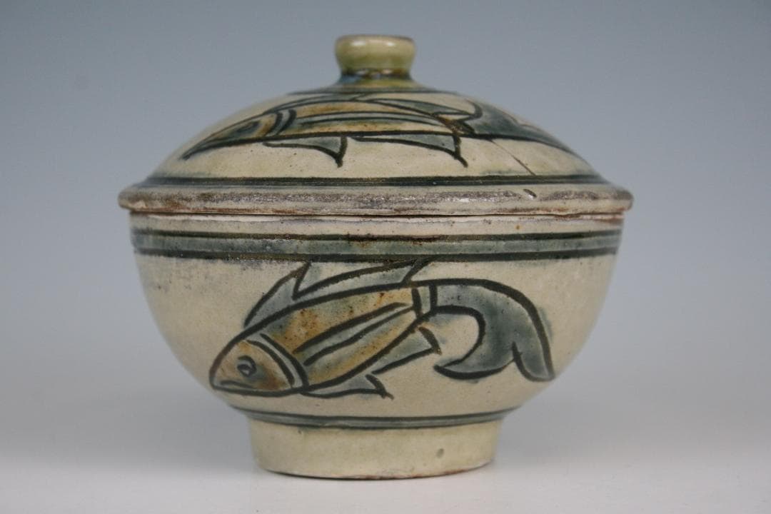 壺屋焼 人間国宝 金城次郎 作　魚文蓋物（タラフー）