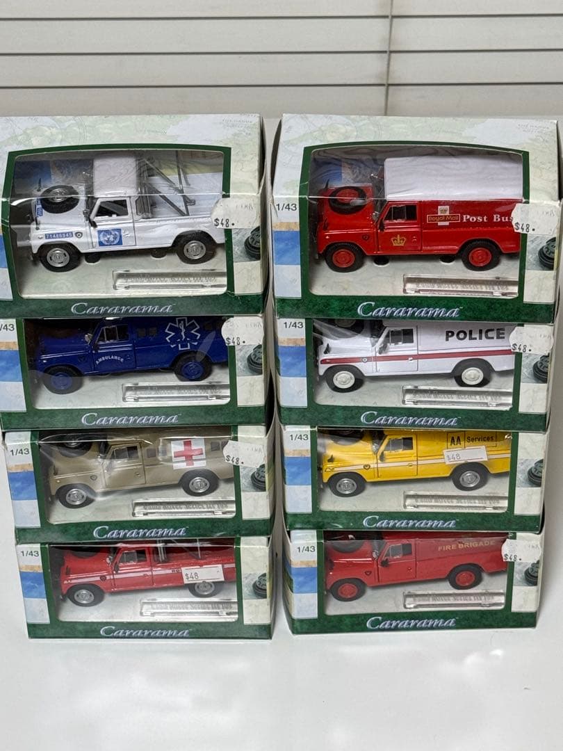 ランドローバーディフェンダー　Cararama ミニカー　1/43