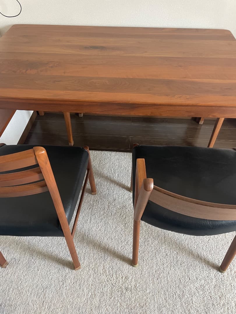 ブラウン木製長方形ダイニングテーブル