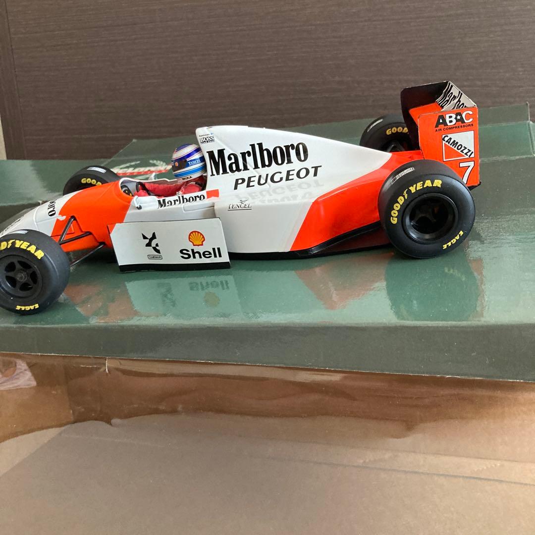 ミニカー Marlboro McLaren Peugeot MP 4/9 1/18