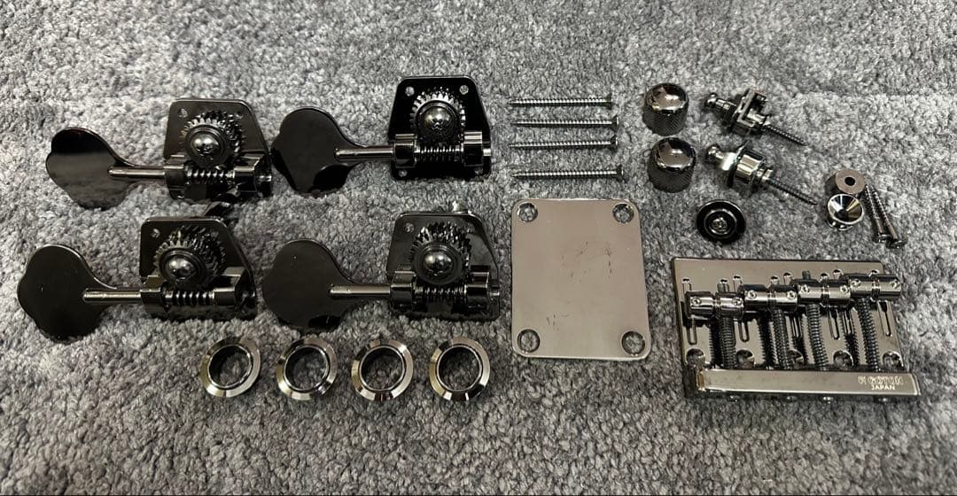 コスモブラック色 ベースのパーツ ペグ、ブリッジほか