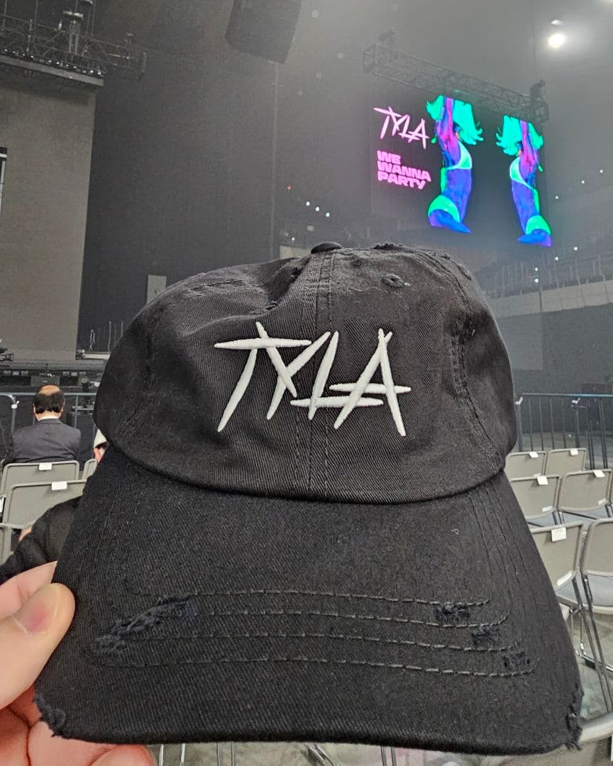 【会場限定販売】TYLA ロゴ刺繍 ダメージ加工　キャップ 黒　オマケ付き