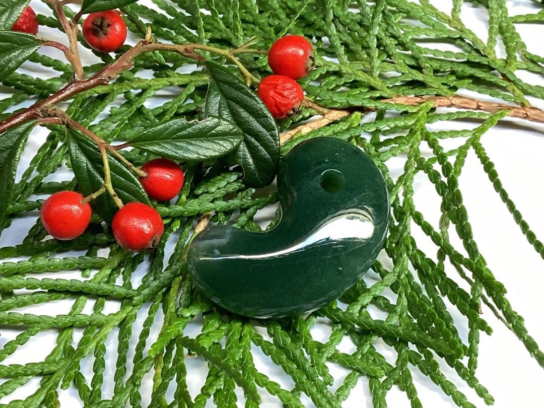 ✳花仙山*出雲勾玉【碧玉】　何処にも無い透かし紋様　本物保証品　身近な御守りに‼️