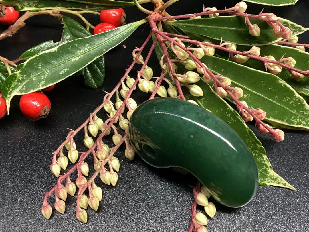 ✳花仙山*出雲勾玉【碧玉】　何処にも無い透かし紋様　本物保証品　身近な御守りに‼️