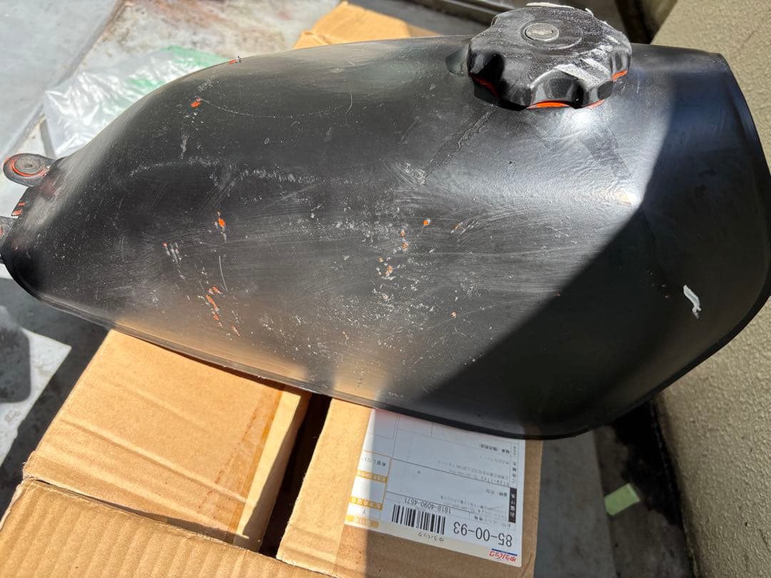 スズキグラストラッカービックボーイ純正タンクNJ47Aオレンジ色ブラック色ラバー