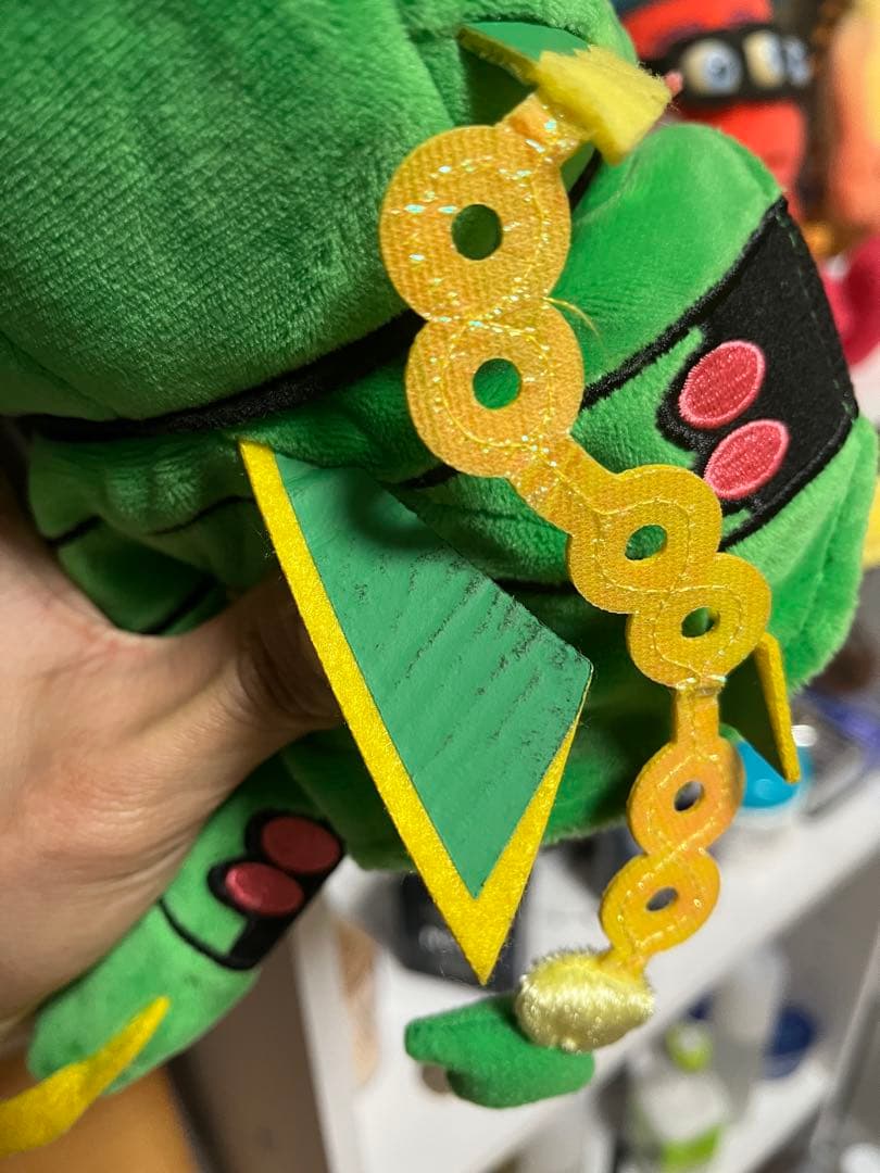 メガレックウザのポンチョを着たピカチュウ　黒いレックウザポンチョを着たピカチュウ