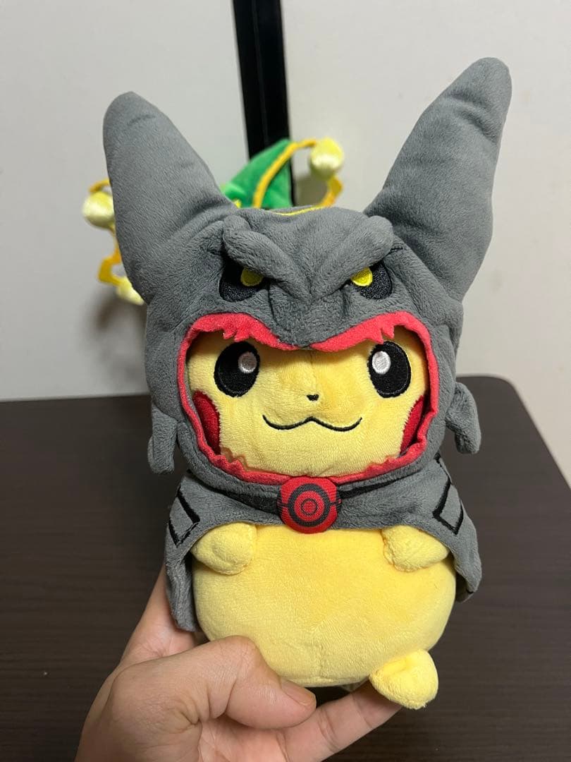 メガレックウザのポンチョを着たピカチュウ　黒いレックウザポンチョを着たピカチュウ