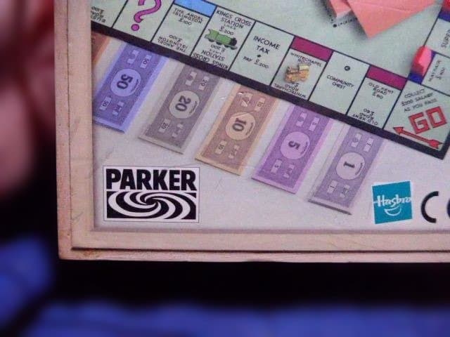 とても高価な英国製ノスタルジーMONOPOLY 木製箱版。未使用品